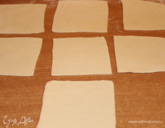 Тесто раскатать. Нарезать на квадраты 11/11 см. (приблизительно)