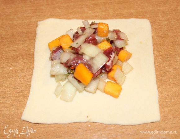 По центру выкладываем начинку.