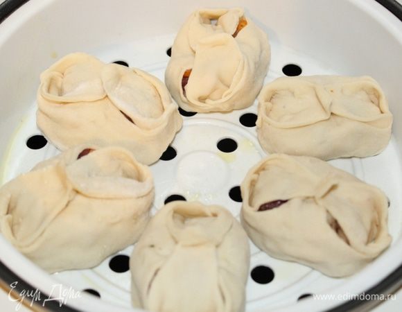 Варить на пару 30-35 минут. Я варила в мультиварке. Подавать со сметанным соусом, есть руками... Приятного!!!