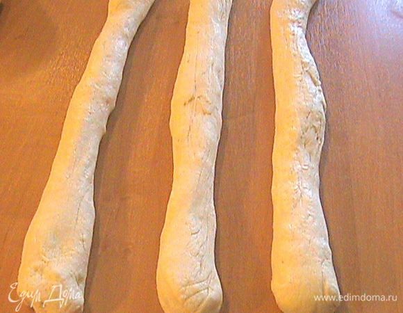 Готовое тесто делим на части, из которых скатываем жгуты. Привожу два варианта плетения. Один простой, а другой - немного сложнее, но интересней.

Вариант №1 
Тесто делим на три части и скатываем из них жгуты длиной 35 см.
