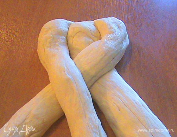 Кладём жгуты внахлёст друг на друга, заплетая косу. Конец косы немного защипнуть. 