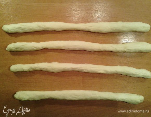 Вариант № 2 
Тесто делим на четыре части и скатываем из них жгуты длиной около 45 см.
