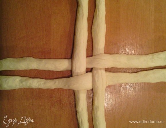 Укладываем жгуты по две штуки горизонтально и вертикально, переплетая между собой посередине. 