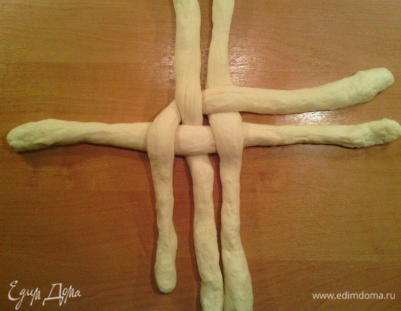 Начинаем плетение против часовой стрелки с левого конца  верхнего горизонтального жгута. Опускаем его на 90 градусов вниз.