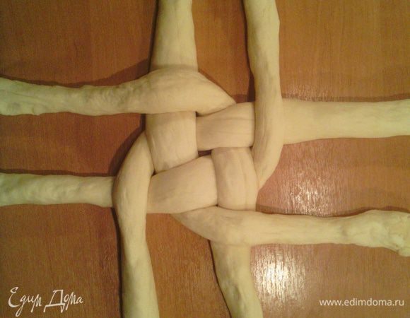 Верхний конец правого вертикального жгута поворачиваем на 90 градусов влево. Таким образом заканчиваем первый цикл плетения.