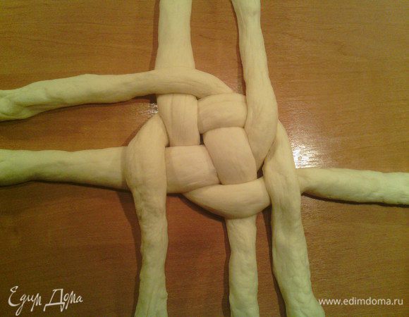 Приступаем ко второму циклу. Теперь плетение будет идти по часовой стрелке. Правый конец верхнего горизонтального жгута опускаем на 90 градусов вниз. 