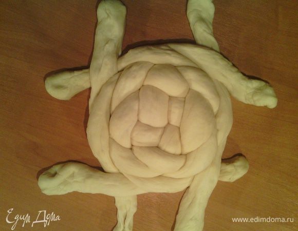 И получаем вот такую картину. Из этого положения подворачиваем к низу, против часовой стрелки,  (под плетёнку) верхний конец левого горизонтального жгута. Затем, нижний конец вертикального жгута, потом правый нижний горизонтального и правый верхний вертикального. Получается, что мы подвернули их через один. 