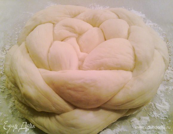 Перекладываем эту красоту на противень, застеленный бумагой и присыпанный мукой, накрываем полотенцем и ставим на расстойку в тёплое место минимум на 1 час. Изделие должно подняться и принять более округлую форму. 