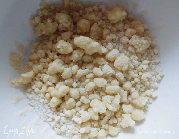 Для крошки: сливочное масло растопить, смешать с мукой, двумя видами сахара и взбить миксером. Убрать ненадолго в холодильник. Из данного количества ингредиентов крошки хватает на 2 пирога! Но в принципе,можно использовать всю для одного. Пробовала и так, и так. Оба варианты были вкусными.