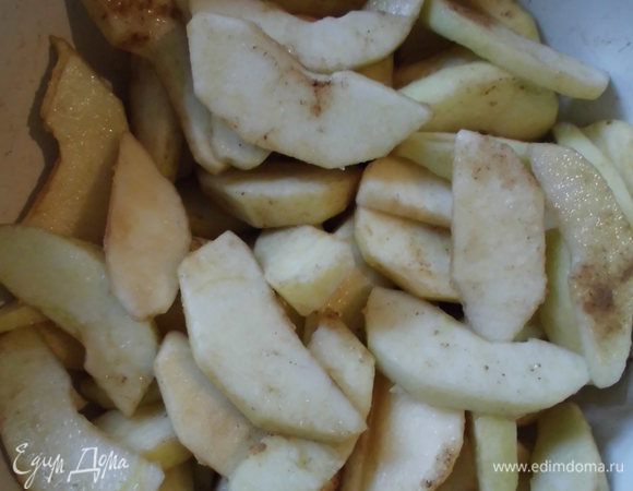 Яблоки очистить от кожуры, вырезать сердцевину, нарезать средними ломтиками. Сбрызнуть лимонным соком. Присыпать сахаром и корицей. Духовку разогреть до 180 градусов.