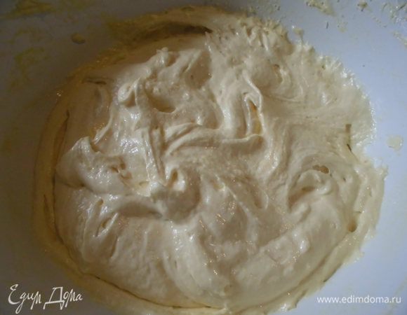 Для коржа масло взбить с сахаром. Добавить по одному яйца (я еще перед первым и вторым яйцом добавляла по 1 ст. л. муки, чтобы масса не свернулась). Положить цедру, муку, разрыхлитель, влить молоко и еще раз взбить. Тесто получается очень нежным и кремовым. Мне хотелось его есть даже сырым)