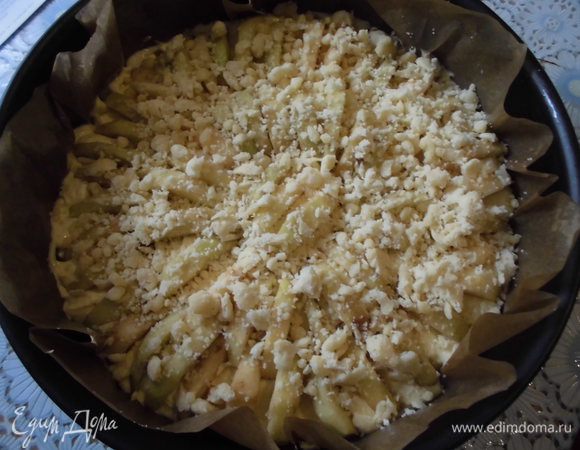 Присыпать крошкой. Выпекать где-то 50 минут.