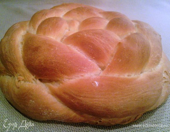 Ставим в разогретую до 220 градусов духовку на 30 минут до зарумянивания. Также в духовку нужно поставить небольшую ёмкость с горячей водой ( я ставлю горшочек для запекания).После того, как достали из духовки, заворачиваем в полотенце на 15 минут.
Плетёнка готова. 