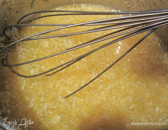 В кастрюлю налить сок, добавить цедру и сахар (сахар можно взять больше по желанию) или добавить пару ложек сахарной пудры, пробуйте ), Перемешиваем
до полного растворения сахара,добавляем 100 гр.порезанного
на кусочки слив.масла и ставим на медленный огонь.