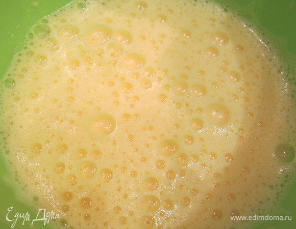 В отдельной емкости взбить яйца до пышной пены. Добавить во взбитые яйца немного теплого лимонного сока с цедрой, размешать и тоненькой струйкой влить в лимонную смесь, перемешать.