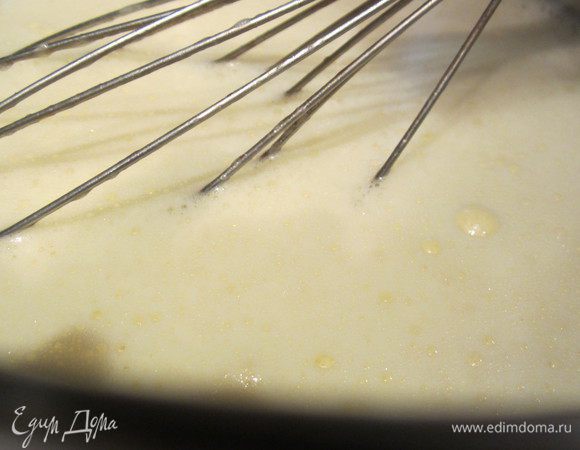 Сначала образуется вот такая пена. Варить, постоянно помешивая на медленном огне минут 7-10, пока масса не загустеет и не начнет подкипать.