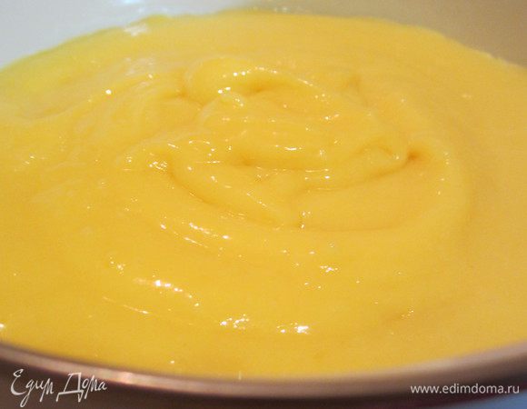 Поставить крем как минимум на ночь в холодильник, завернув в пищевую пленку, для того чтобы он созрел.