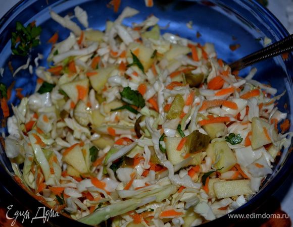 Капусту слегка перетереть с солью. Огурец и яблоки добавить. Затем морковь. Перемешать.