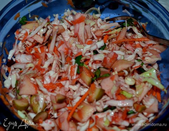 Если есть свекольный сок - подкрасить им салат.