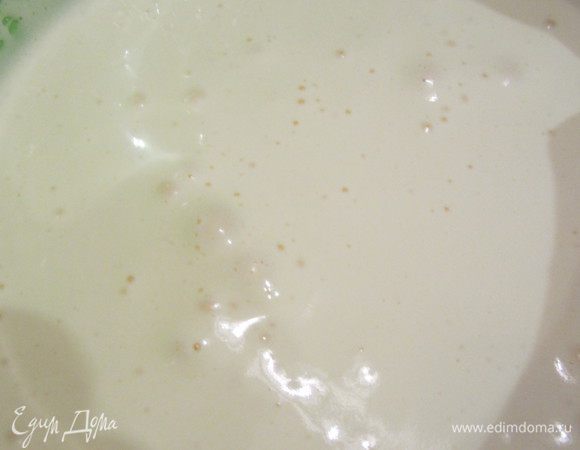 Готовим бисквит. Он получается очень нежным и пышным. Взбиваем яйца с сахаром до кремообразного состояния, увеличения в 4 раза, минут 10-15.