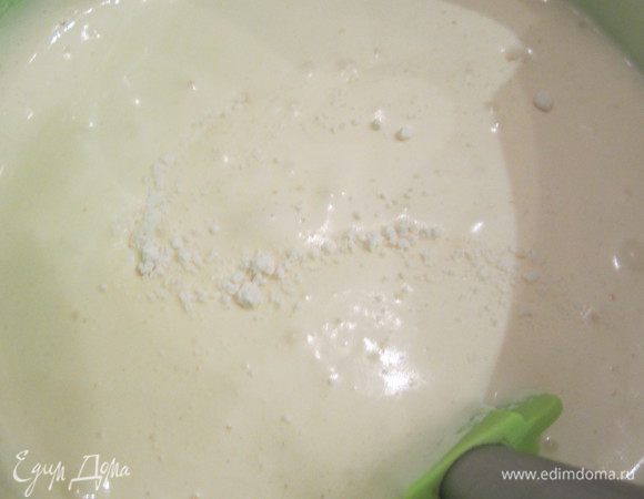 Во взбитые яйца добавить предварительно просеянную муку с разрыхлителем, крахмалом и солью в несколько приемов, аккуратно перемешать движениями снизу вверх.