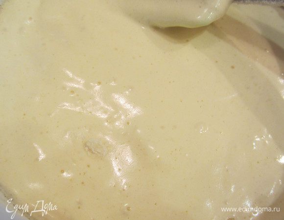 Отложить несколько ложек теста в тёплое молоко и перемешать. 