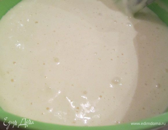 Влить массу в основное тесто, снова перемешать. 