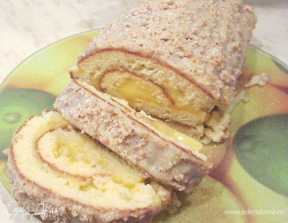 Украсить рулет по желанию. Я украсила белым шоколадом, растопленный сливками и посыпала молотым фундуком. Приятного чаепития!