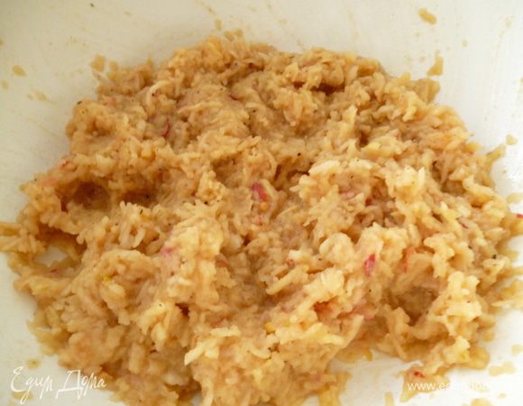 Сначала приготовить смесь для маринования мяса. Яблоки почистить и натереть на мелкой терке (мелкая стружка). Луковицу тоже натереть на мелкой терке. Добавить горчицу, лимонный сок, толченый чеснок, посолить и поперчить,хорошо перемешать.