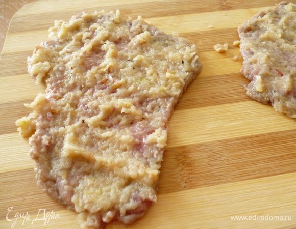 Говяжью вырезку нарезать поперек волокон как для  отбивных,кусочками толщиной 1 см.Хорошо отбить их с двух сторон потоньше.Теперь наносим  слой приготовленной смеси.