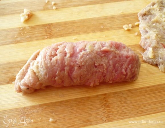 Свертываем плотные рулетики.