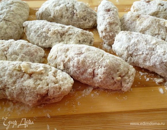 Достаем рулетики из холодильника.Каждый рулетик хорошо обвалять в муке и  оставить на 5 минут,что бы мука немного впиталась в мясо.В отдельной мисочке взбить венчиком 2 яйца с щепоткой соли и перца.