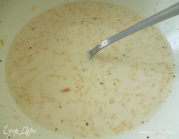 К оставшейся после маринования рулетиков яблочной смеси добавить сметану и треть стакана воды(можно добавить бульон и даже немного сухого белого вина).Все хорошо перемешать,попробовать на соль,если надо досолить.