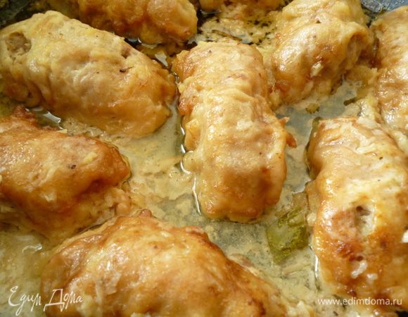 Заливаем этой смесью обжаренные рулетики,добавляем  кусочек лаврового листа,закрываем крышкой и тушим на небольшом огне 30 минут с момента закипания.Затем приоткрыть крышку и потушить еще 10 минут.Вот такие получаются крученики в готовом виде.Можно подавать с любым гарниром или салатом.Вкусно и в горячем и в холодном виде.Приятного вам аппетита!