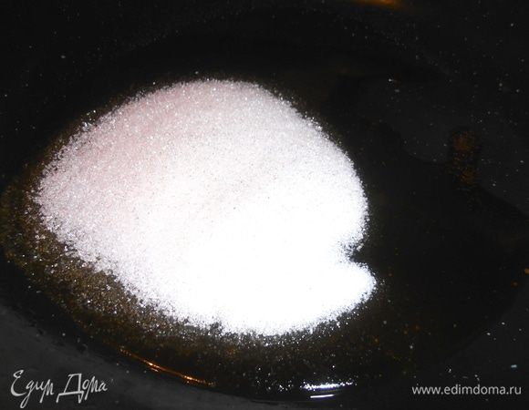 Сахар с ванилью растопите на небольшом огне, когда «поплывет», перемешайте.