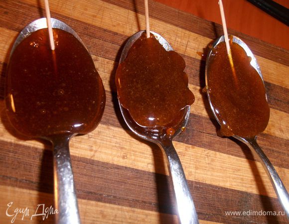 С ложками все просто: залейте осторожно в каждую раскаленную карамель и сразу вставьте зубочистку.