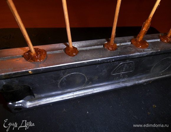 С формой будет сложнее: желательно иметь помощника. Один заливает, другой тут же вставляет палочку. Методом проб я пришла к выводу, что лучше сковороду не снимать с маленького огня, а поднести к ней формочку и заливать чайной ложкой, иначе карамель быстро густеет.