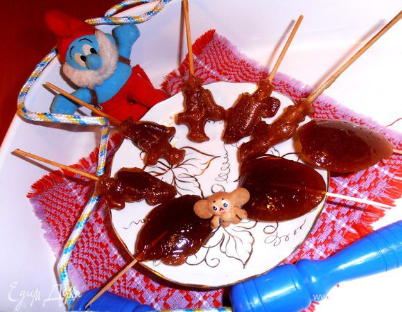 Маленьких детей во время приготовления лучше увести с кухни — горячий сахар очень опасен.