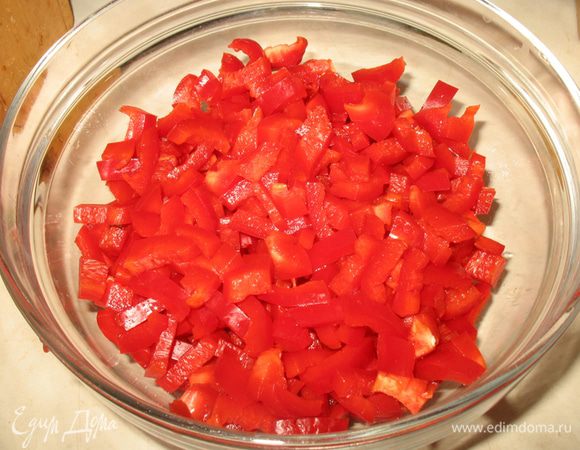 Перец порезать кубиками. Но сильно не мельчите - чем крупнее порезаны овощи, тем вкуснее (на фото порезан слишком мелко, в дальнейшем я резала крупнее).  С помидоров снимает кожицу, предварительно их ошпаривая. Чеснок режем дольками.