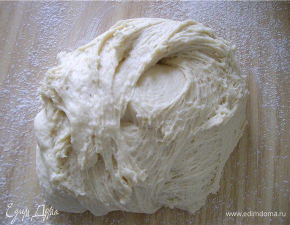 Дрожжи растереть с сахаром, и развести подогретым молоком или водой. Положить в молоко все указанные продукты , хорошо вымесить и поставить в теплое место. Когда тесто поднимется вымесит еще раз .Если тесто жидкое добавить муки.(мне не понадобилась мука больше)