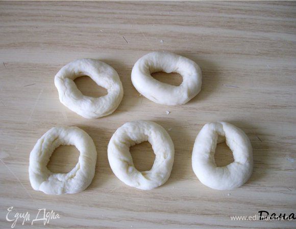 Из теста скатать валики, толщиной с палец. Сложить в виде кольца и таким образом сформировать небольшие баранки.