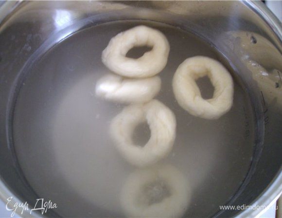 Места соединения склеить яичным белком и загладить.(не склеивала)
Особенности баранок в том, что до выпечки их заваривают, затем обсушивают и только потом выпекают.