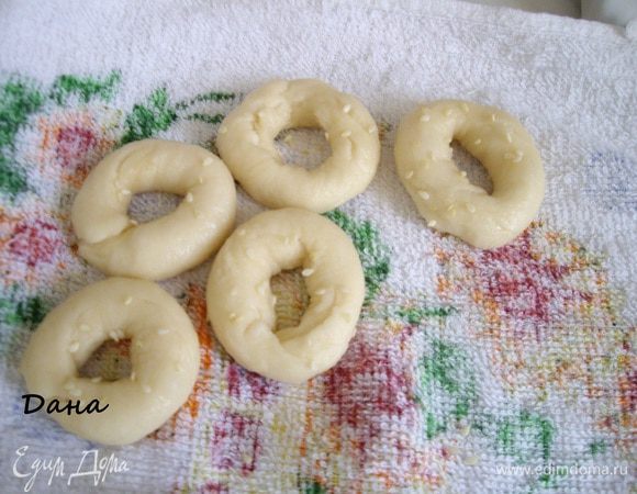 Для более желтого цвета баранок в кипящую воду добавляют сахар. (немного).
Воды брала 0,7литра примерно и 2 ст.л.сахара (можно сахара меньше)
Поверхность баранок покрывают образовавшимся из крахмала клейстером который придает блеск.
50гр.муки+25гр.воды. комнатной температуры, замесить. Спустя 20 минут следует промыть тесто , поливая его водой , чтобы отделился крахмал. (Это в рецепте в книге , я этого не делала.)