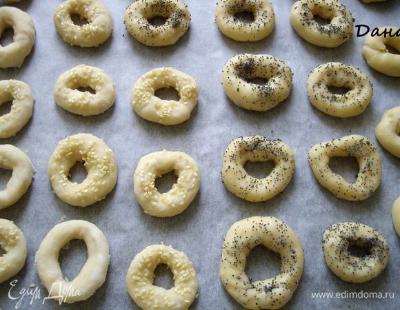Вынутые из воды баранки до обсушки можно посыпать кунжутом,  маком.
Разложить баранки на пергамент,  чтобы не соприкасались . Выпекать 15-20минут.