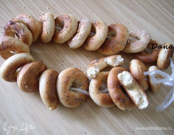 Разрезала еще теплую бараночку.