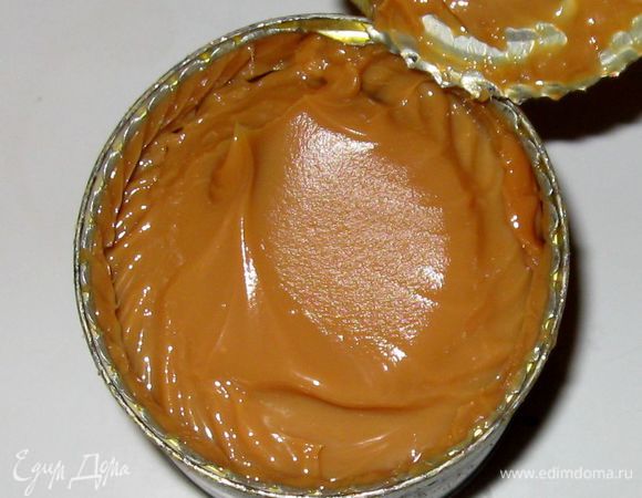 Варить банку со сгущенным молоком в течении 2-2.5 часов. Охладить.