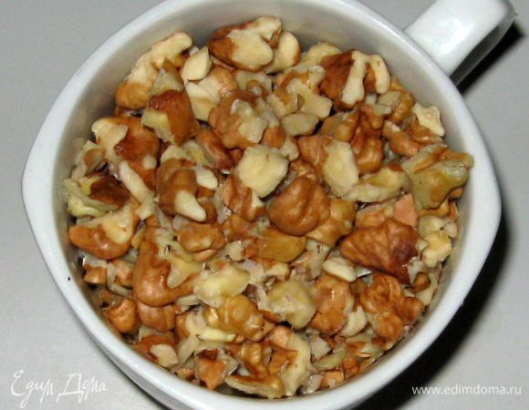 Нарезать орехи. Включить духовку, установив температуру 180 градусов.