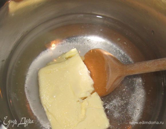 Воду смешать с сахаром, солью и  маслом. Довести до кипения. Размешать.