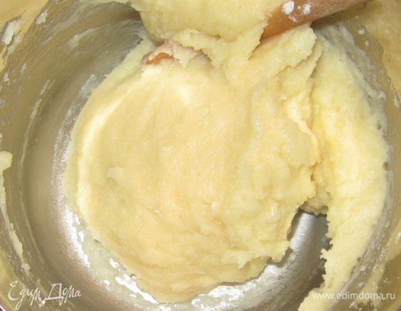 Снять с огня и всыпать всю заранее просеянную муку. Тщательно перемешать. 