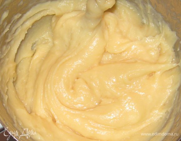 Вернуть на огонь, и подсушить, выпарить лишнюю воду на среднем огне 2-3 минуты. Подсушенное тесто должно скатываться в ком. Тогда тесто вбирает в себя больше яиц и будет лучше подниматься.
По одному добавляем яйца в горячее тесто, вымешивая с помощью пластиковой или деревянной ложки.После добавления каждого яйца тесто как следует вымесить, до полной однородности, только после этого добавлять следующее яйцо. После того, как добавлено последнее яйцо ,тесто нужно очень тщательно вымеситьложкой, чтобы оно было абсолютно гладким и блестящим